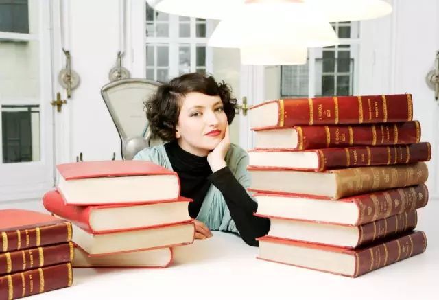 她用宜家的便宜家具、脚手架、木地板、晾衣架…设计出的最有创意的联合办公-16