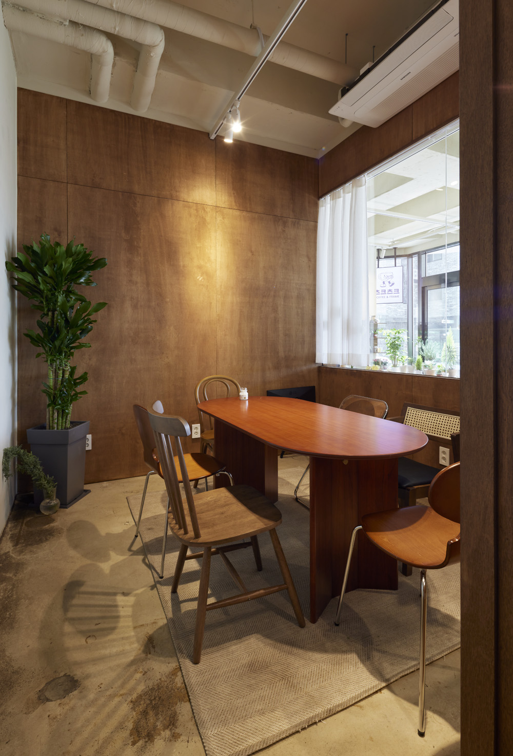 "50 平米白色木质甜品咖啡厅设计"-20