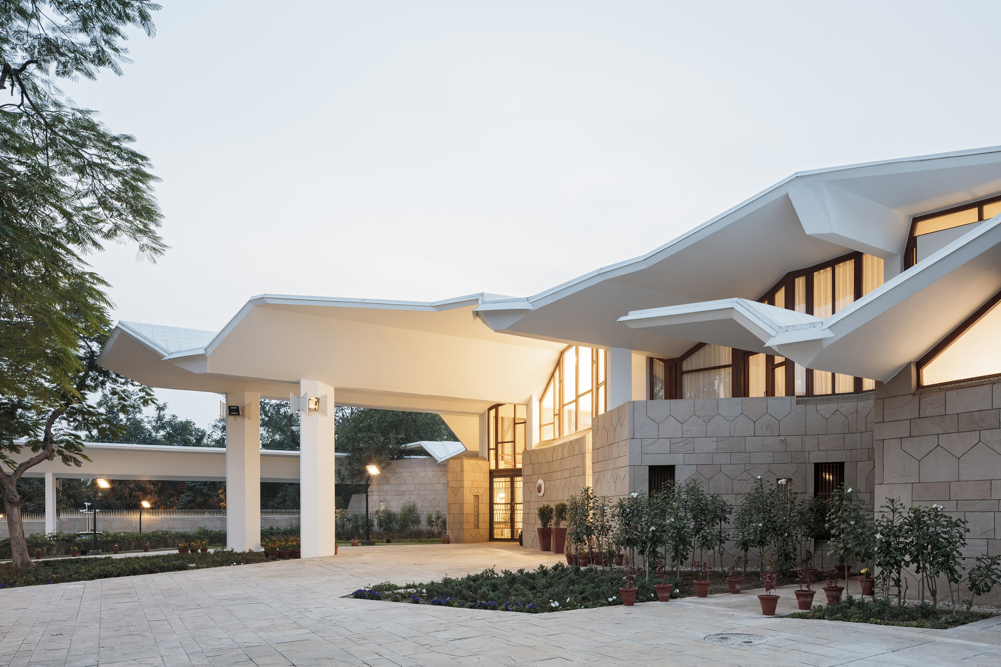 ALA Architects 巧手回春：芬蘭駐印度大使館的修復工程，尊重並延續 Reima 和 Raili Pietilä 原始設計，結合現代化設施與在地元素，讓歷史建築重現光彩 | FAM-2