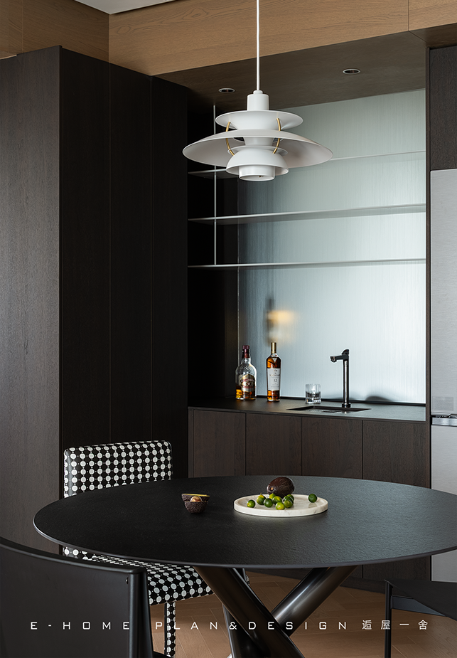 在墙角嵌镜子，给冰箱挪新家，用线条制造生活波动-17