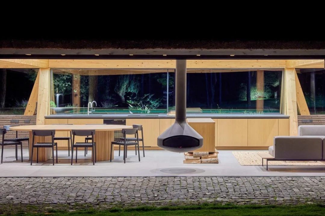 湖边森林中的钢构游泳池房丨立陶宛-42