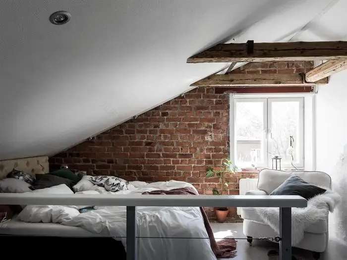 瑞典 1931 年老建筑中的红砖阁楼卧室-3