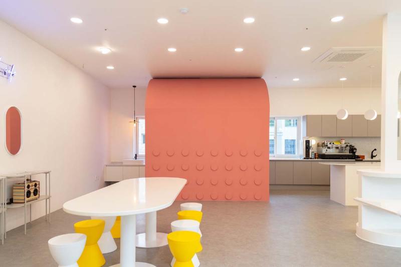 30 平小空间大变身，明亮多彩的咖啡厅设计-12