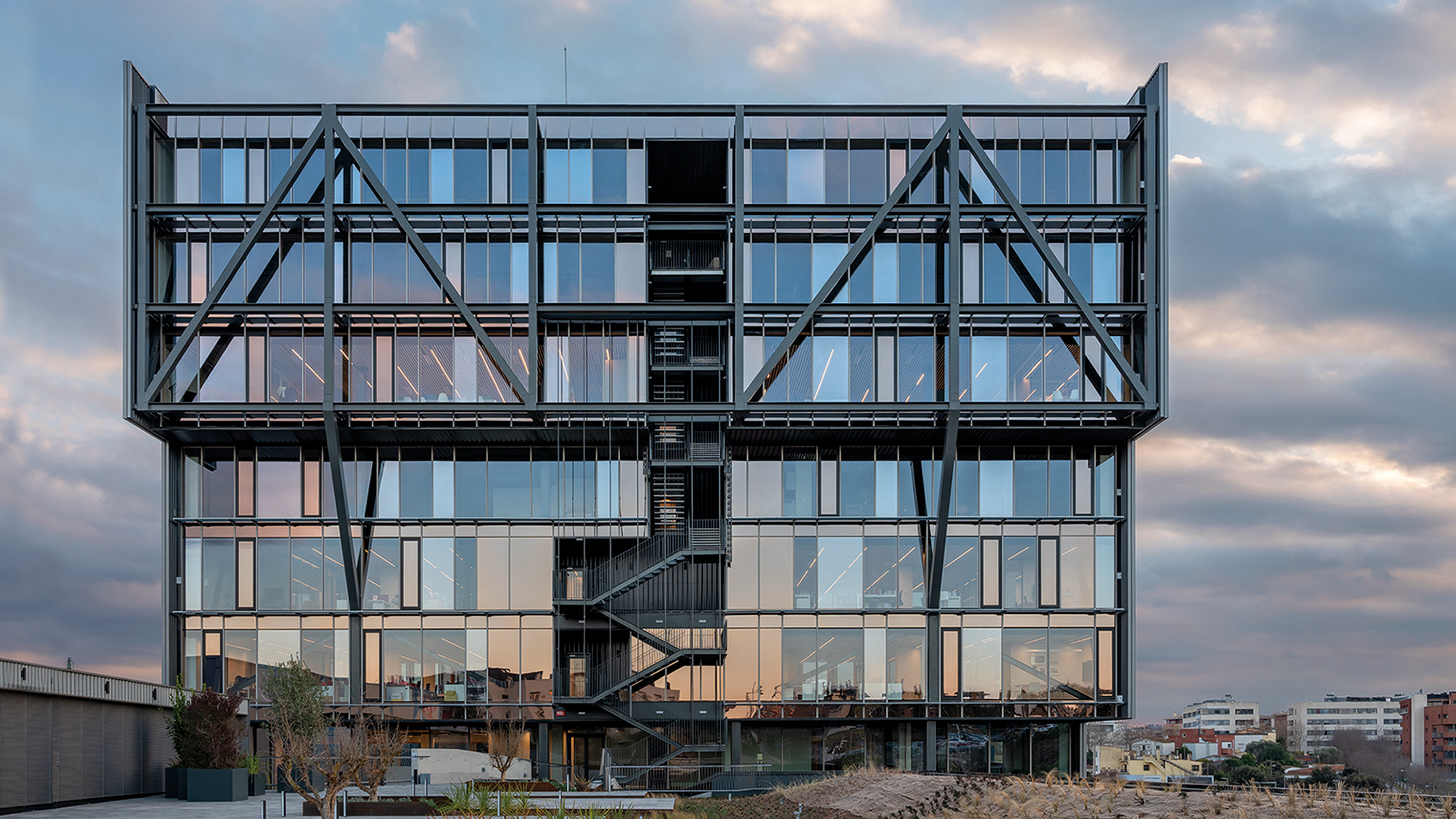 西班牙 Sant Cugat del Vallès 节能办公楼设计丨西班牙巴塞罗那丨Manuel Bailo 和 Rosa Rull-0