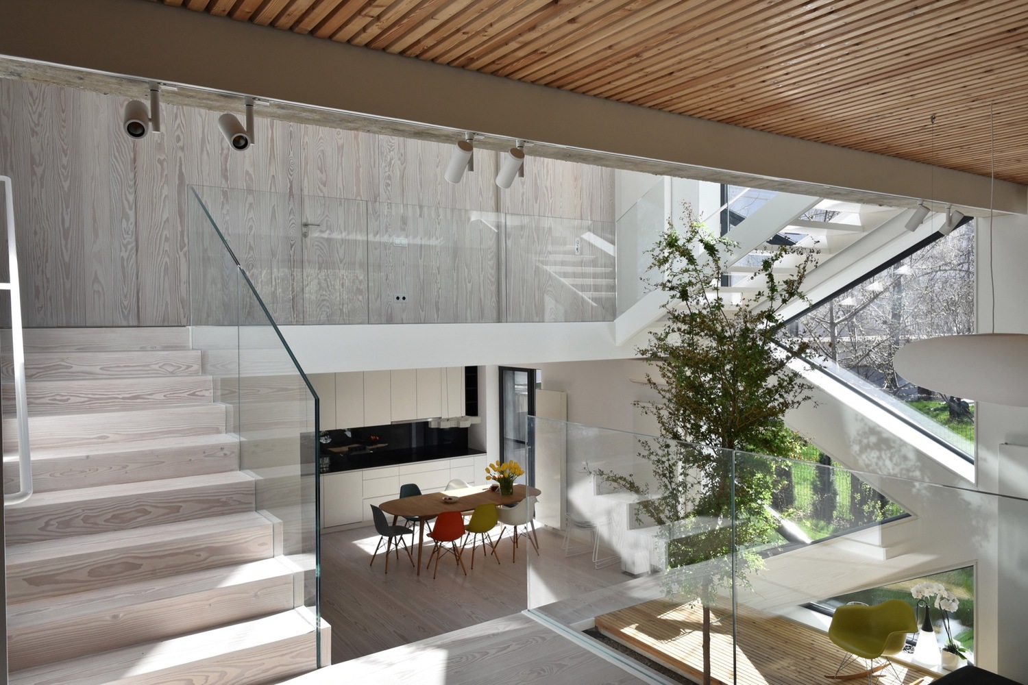 罗马尼亚四口之家垂直住宅，自然材料与光影共舞-29