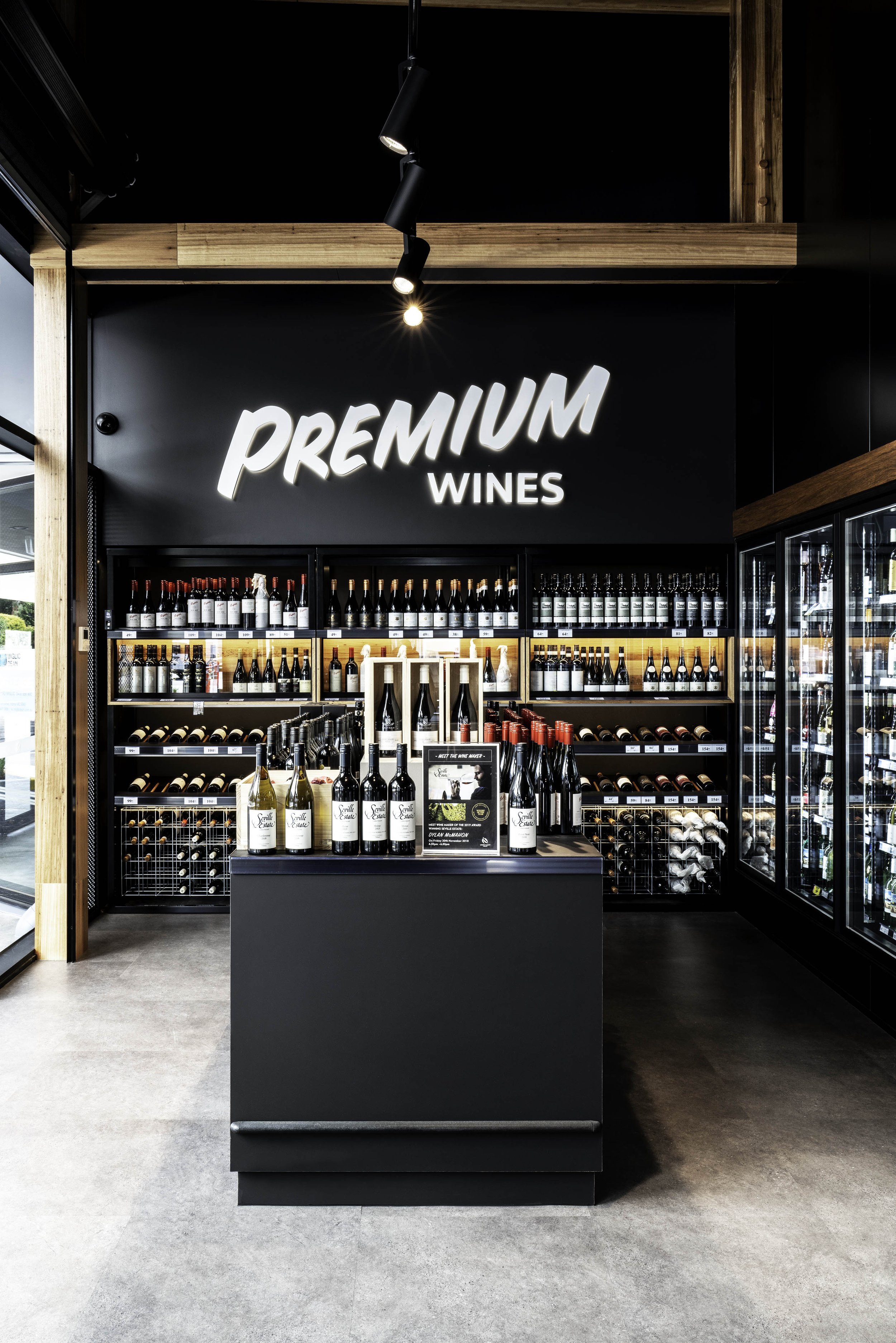 下普伦蒂酒类专卖店

注：LOWER PLENTY是一个地名，可音译为下普伦蒂 ，LIQUOR常见意思为酒类；酒吧 ，这里结合语境推测为酒类专卖店 丨Becon-9