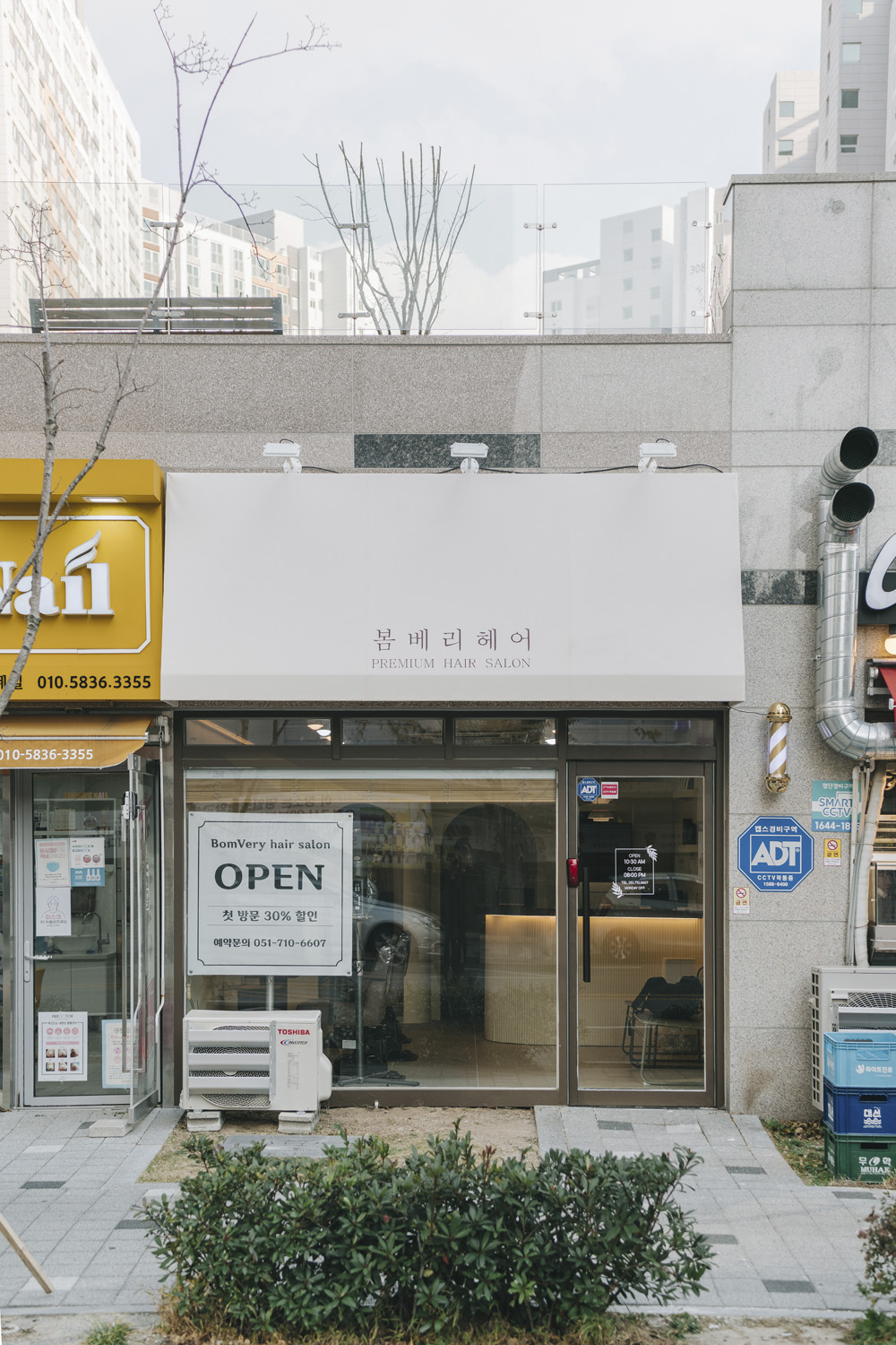 白色与木质，打造 10 平米的清新美容空间-2