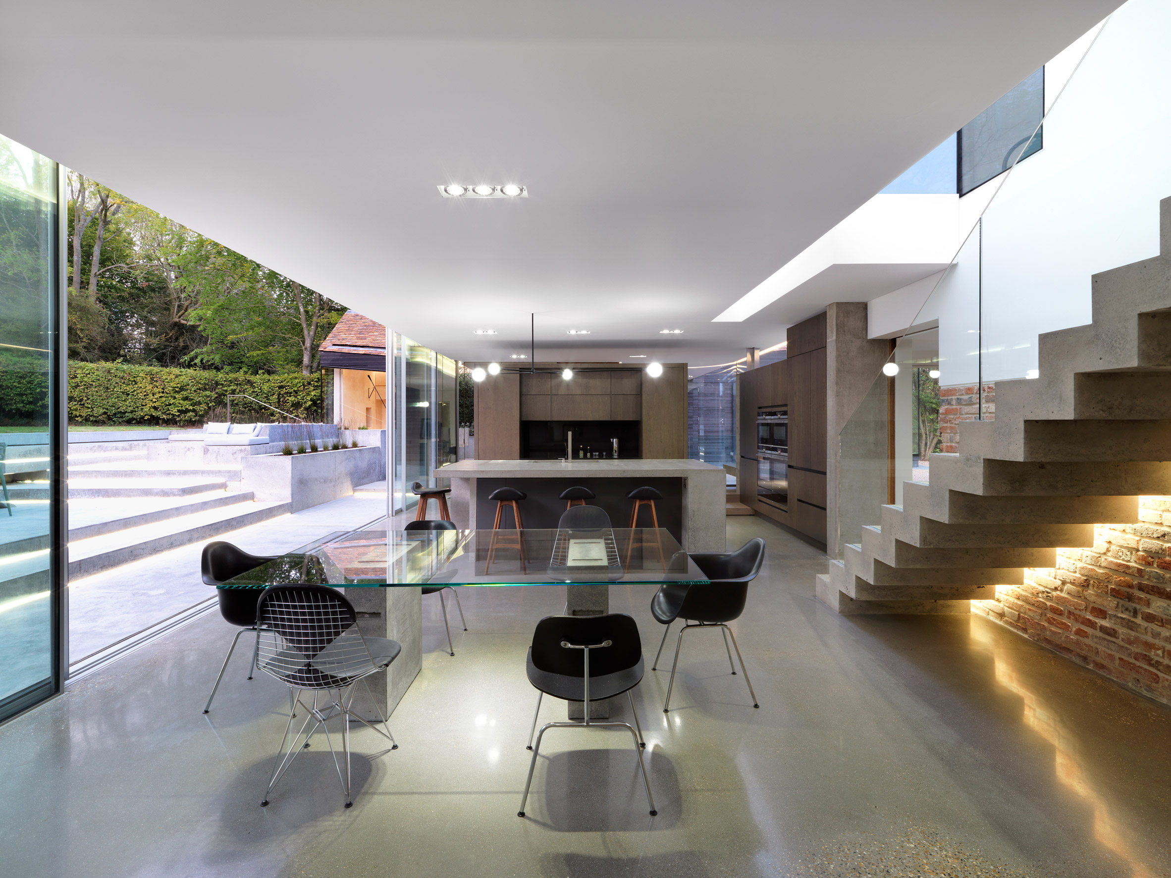 Guy Hollaway adds contemporary extension to his country cottage-14