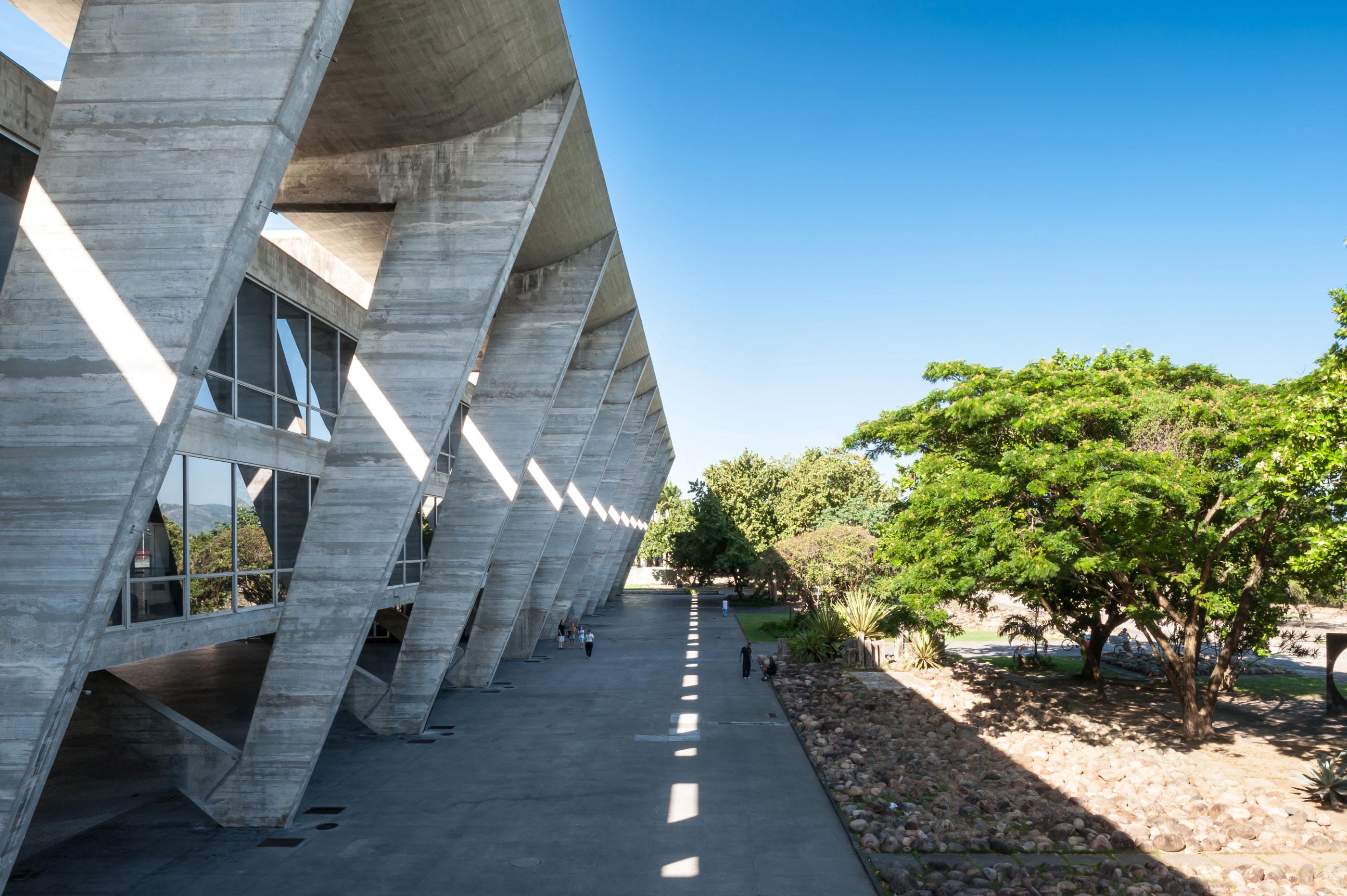 巴西里約熱內盧現代藝術博物館：建築大師 Affonso Eduardo Reidy 採V形柱列、懸吊樓板，打造現代主義建築經典 | FAM-35