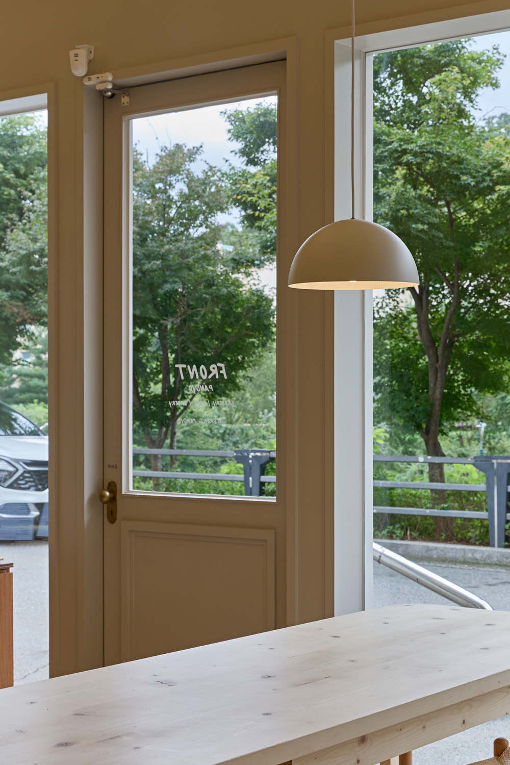 18 坪白色与木质调的休闲 Brunch 咖啡厅设计-12