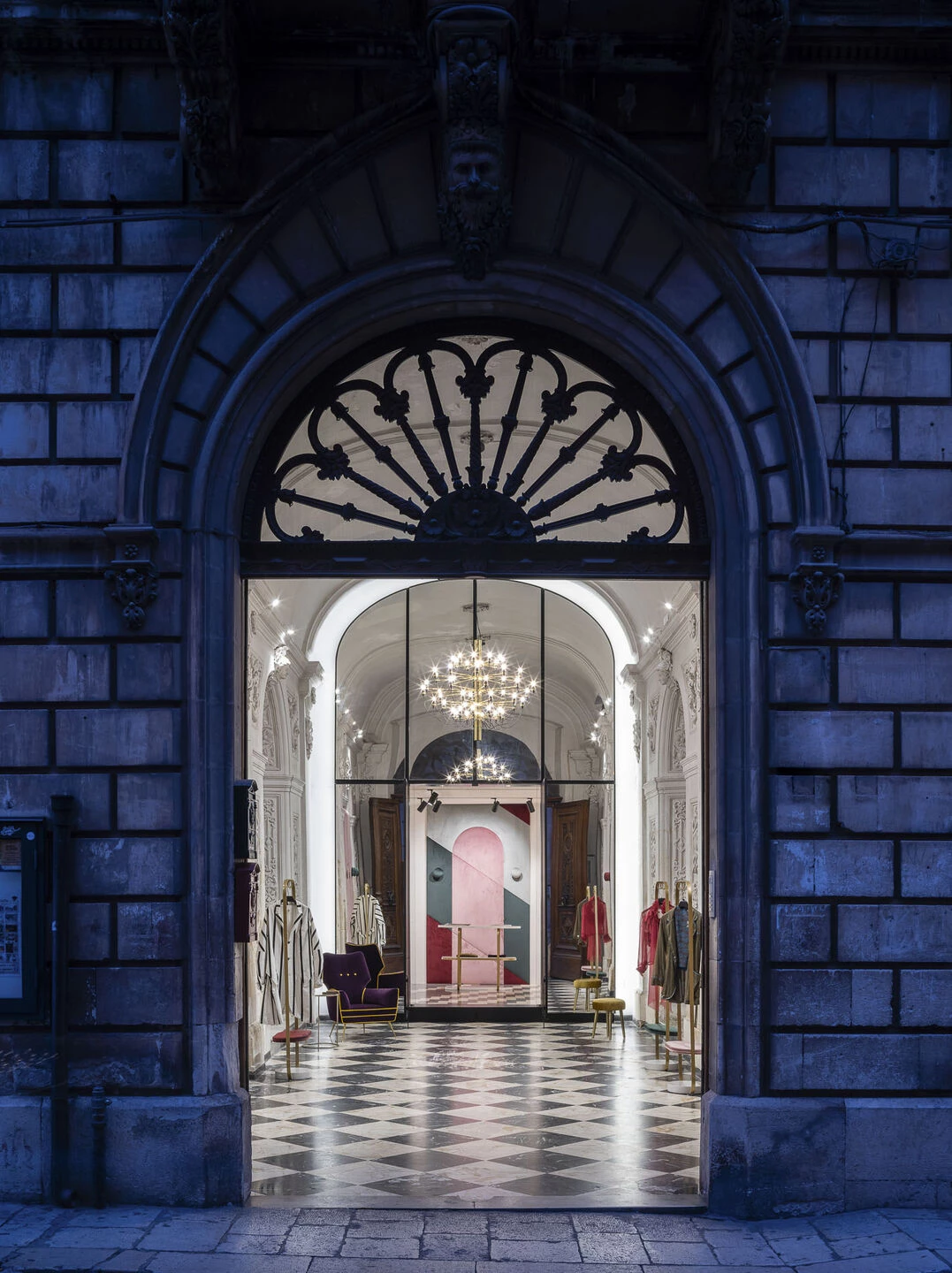 镜面幻境 · 意大利奢华服装店设计-5