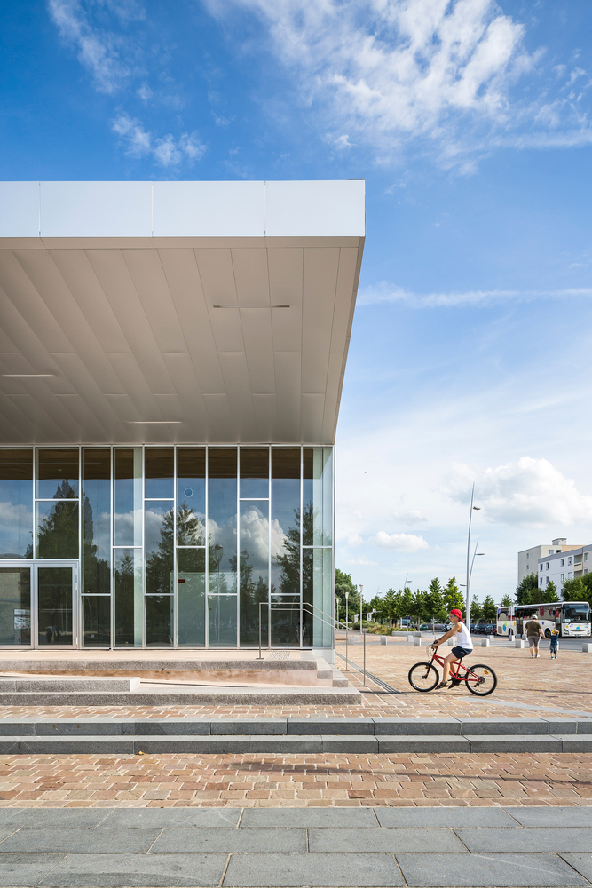 雕塑般的法国 Centre Le Lac 文化中心,打造多功能的社区聚集地-25