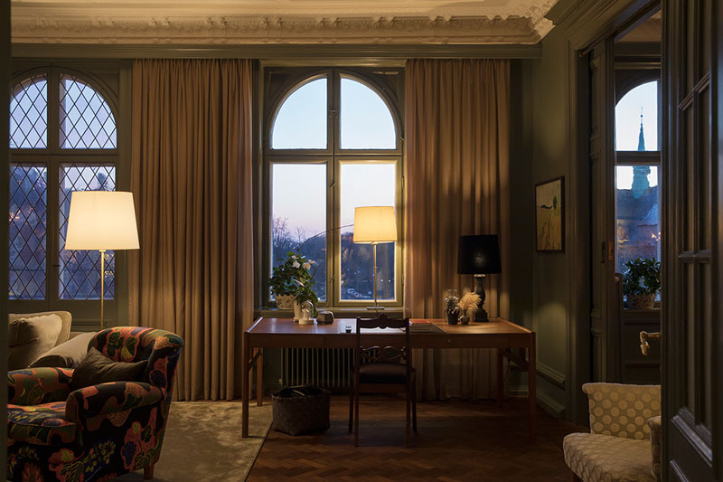 瑞典马尔默中心古典奢华风格的暗色调公寓设计-24