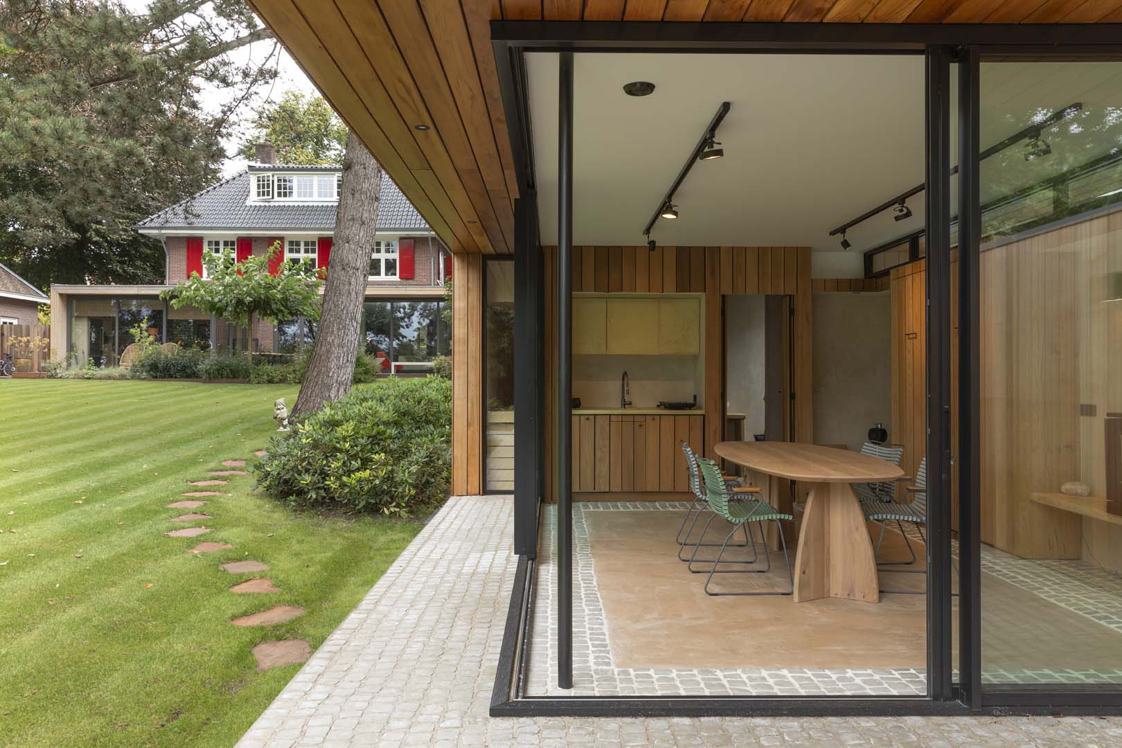 布瑟姆的新建木制花园小屋丨VOCUS-3