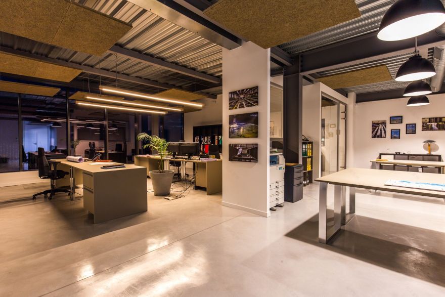 打破对称的金属网格办公楼-14