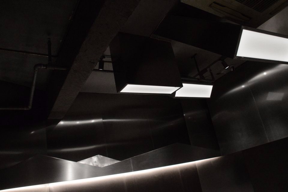 易写：魅影重重的简易黑色品牌男装店-12