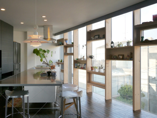 棚屋；棚式房屋（注：shelf house不是常见组合，shelf常见义是架子，但这里结合语境推测可能是类似棚屋这种简易房屋，shelf可能取其有遮蔽功能类似架子结构之意 ，不过这只是较合理的推测翻译） 丨開建築設計事務所-8