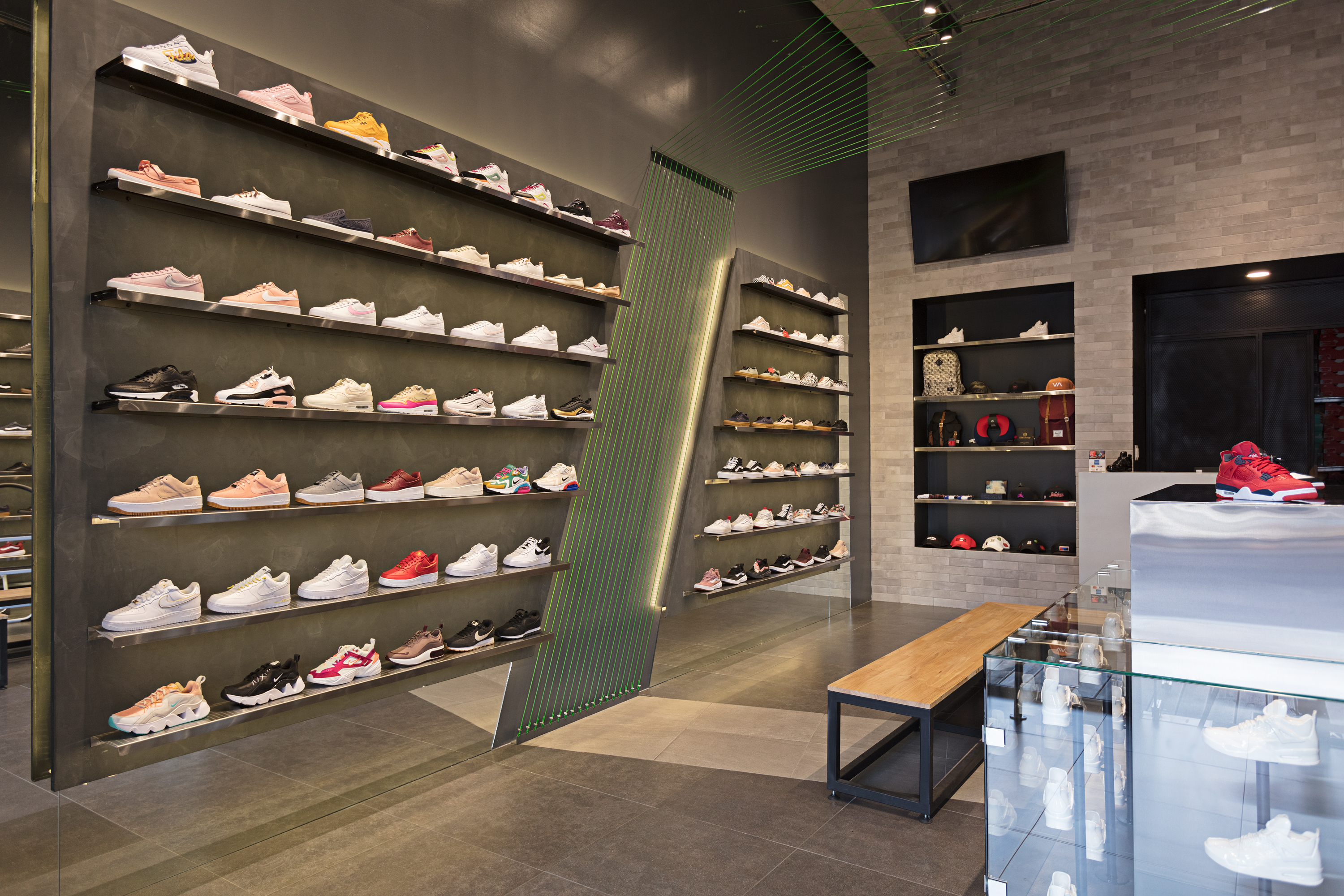 EQUILÁTERO 三维立体时尚运动鞋店-9