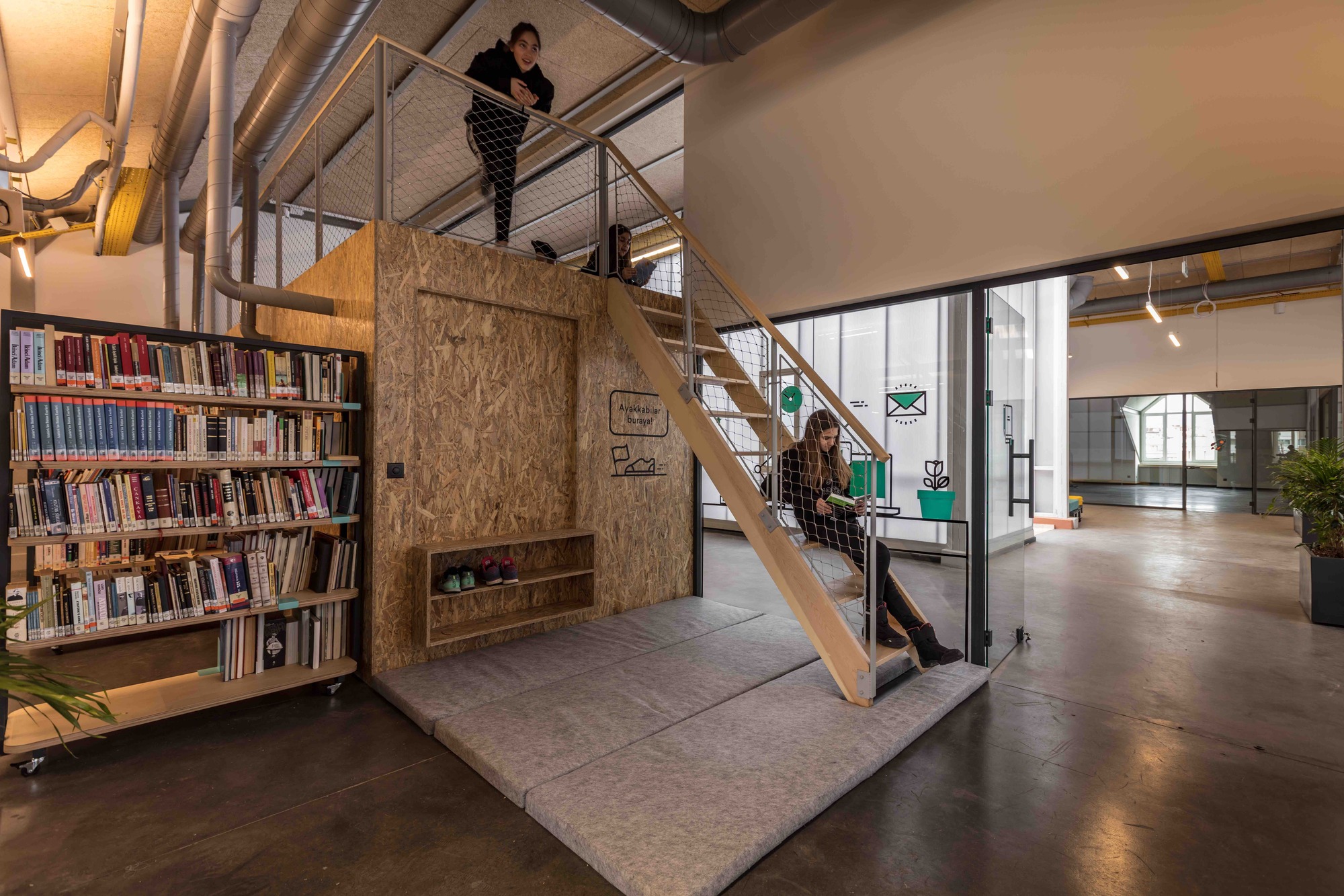 塞津私立学校露天屋顶空间-12