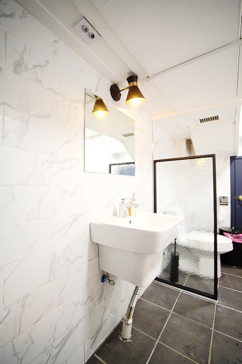 极简黑白咖啡空间，40 平小店的精致设计-13