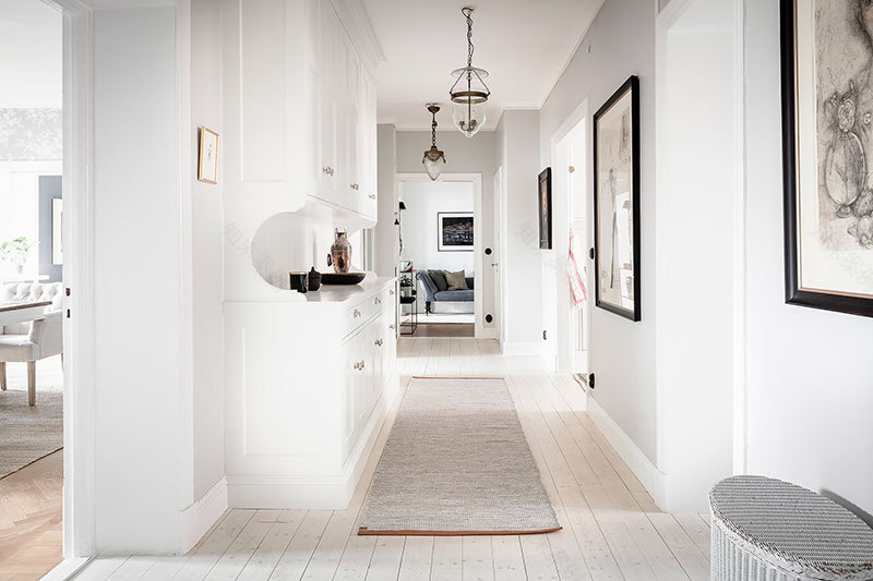 深蓝花卉壁纸 | 瑞典哥德堡大胆斯堪的纳维亚公寓设计-17