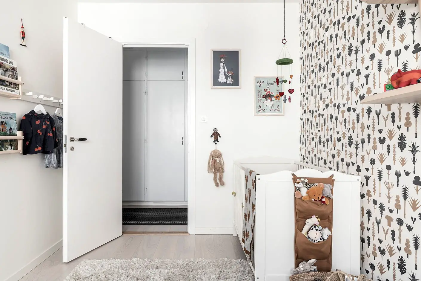 60 年代瑞典公寓里的深色 velvet sofa 和 Scandinavian 设计-19