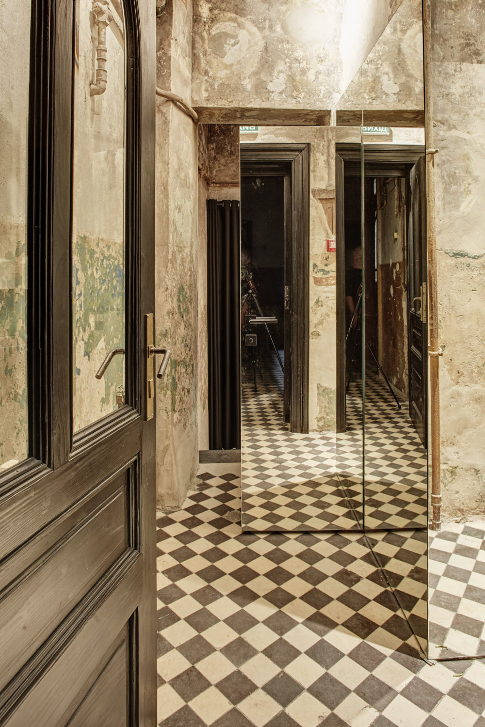 乌克兰利沃夫 Radio Garage 实验画廊改造-26