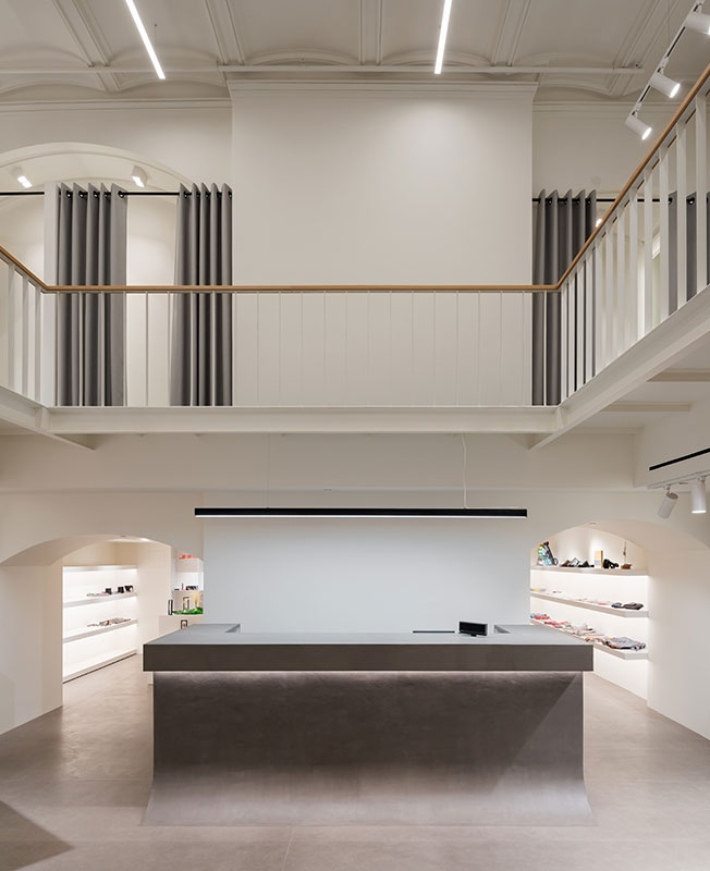 548㎡前莫斯科建筑局改造的时尚商店  LOGIC-6