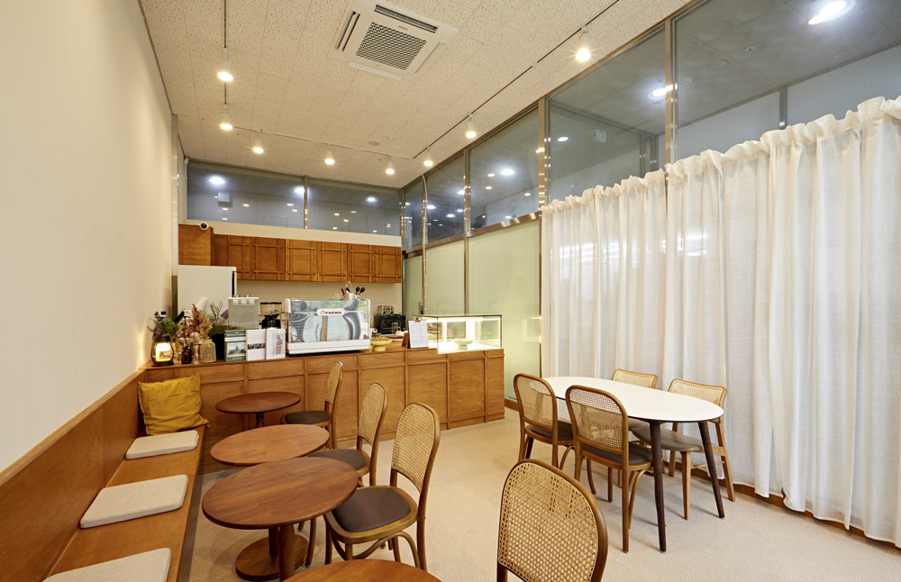 10 坪金浦咖啡厅，极简设计诠释空间魅力-3