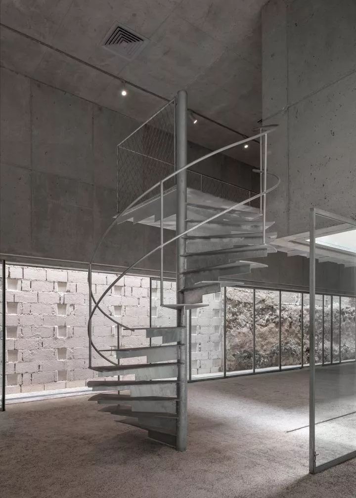 巴林穆哈拉格“建筑遗产之家” | 混凝土与玻璃的互动画廊-15