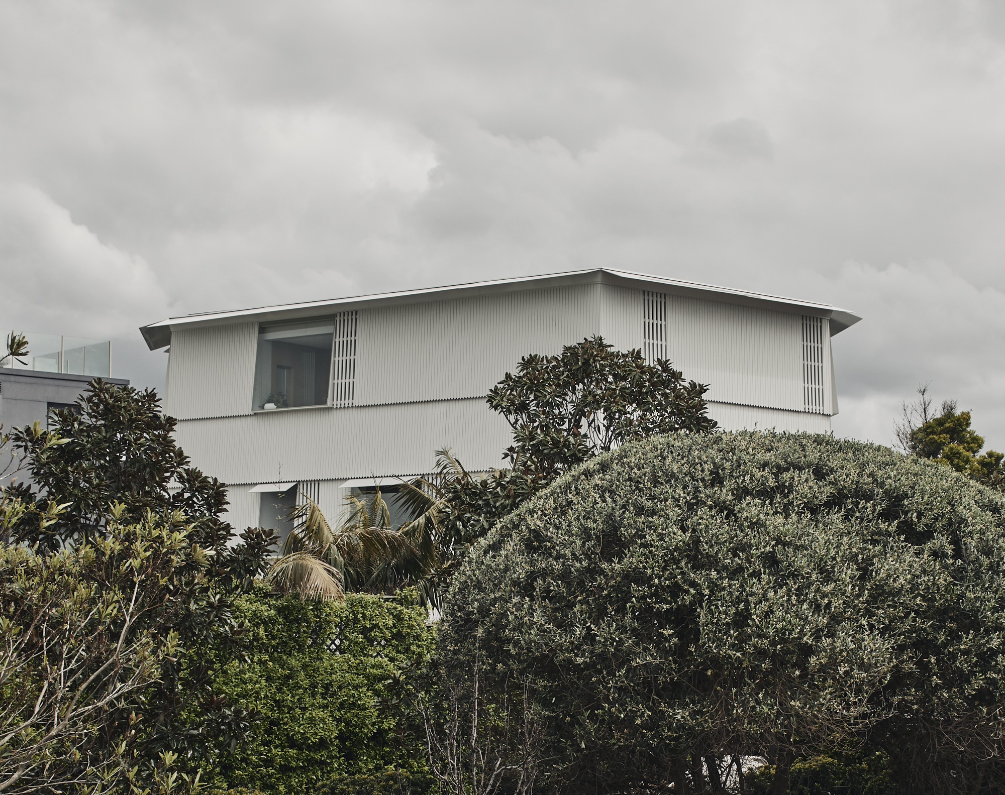 悉尼 Vaucluse 的"船板屋" | 巧妙利用规划限制,融入美景的设计惊喜-2