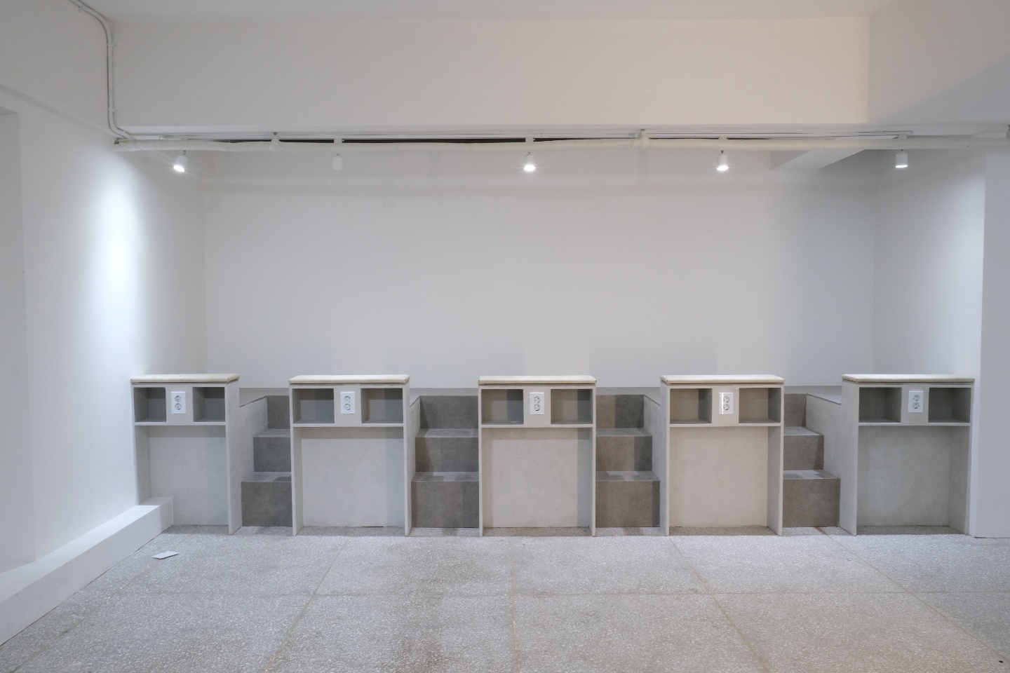 白色调高级氛围的 30 平米小户型设计-13