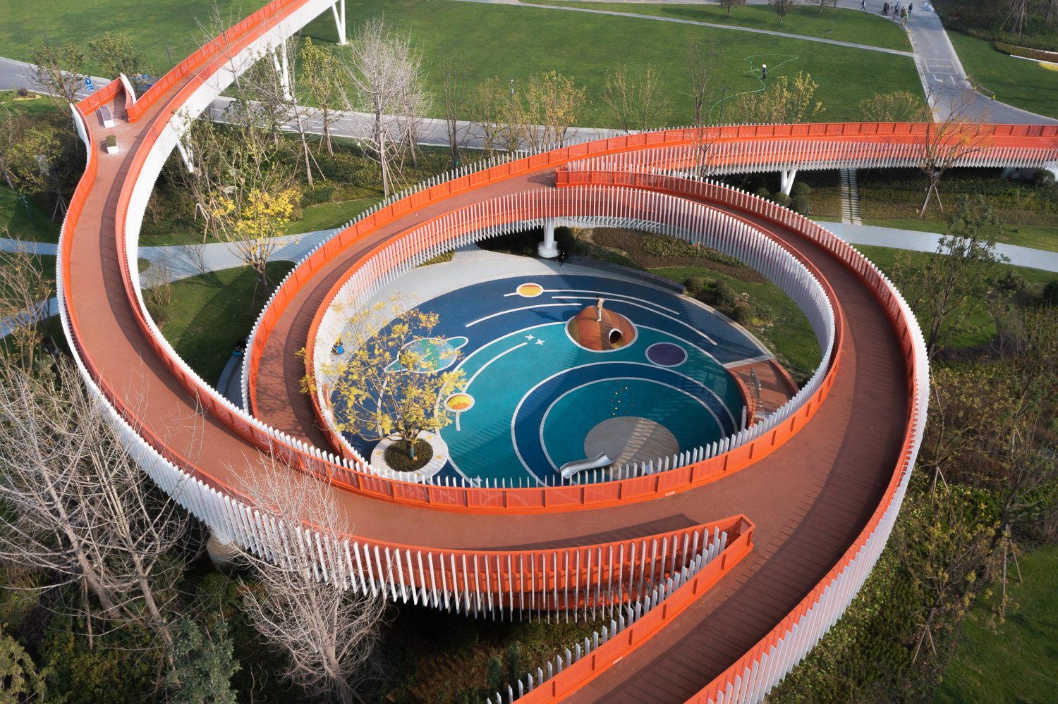 橙韵流动景观连廊·成都大运会东安湖场馆景观连廊丨中国成都丨Atelier sq-15