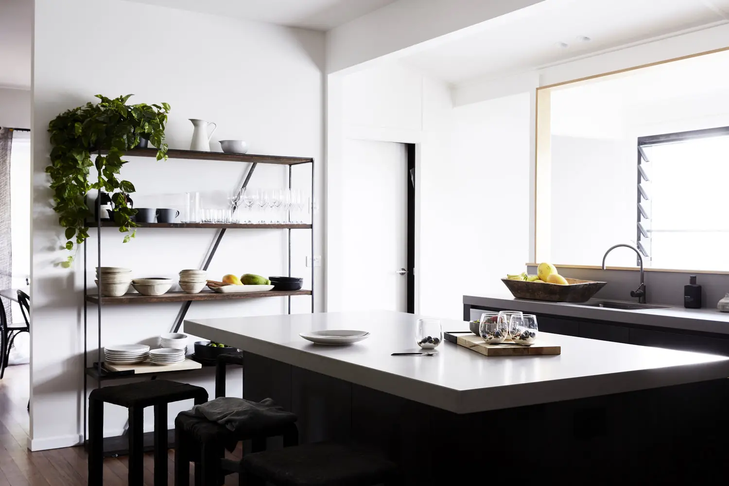 Byron Bay 海滩别墅 | 极简黑白风格设计-4