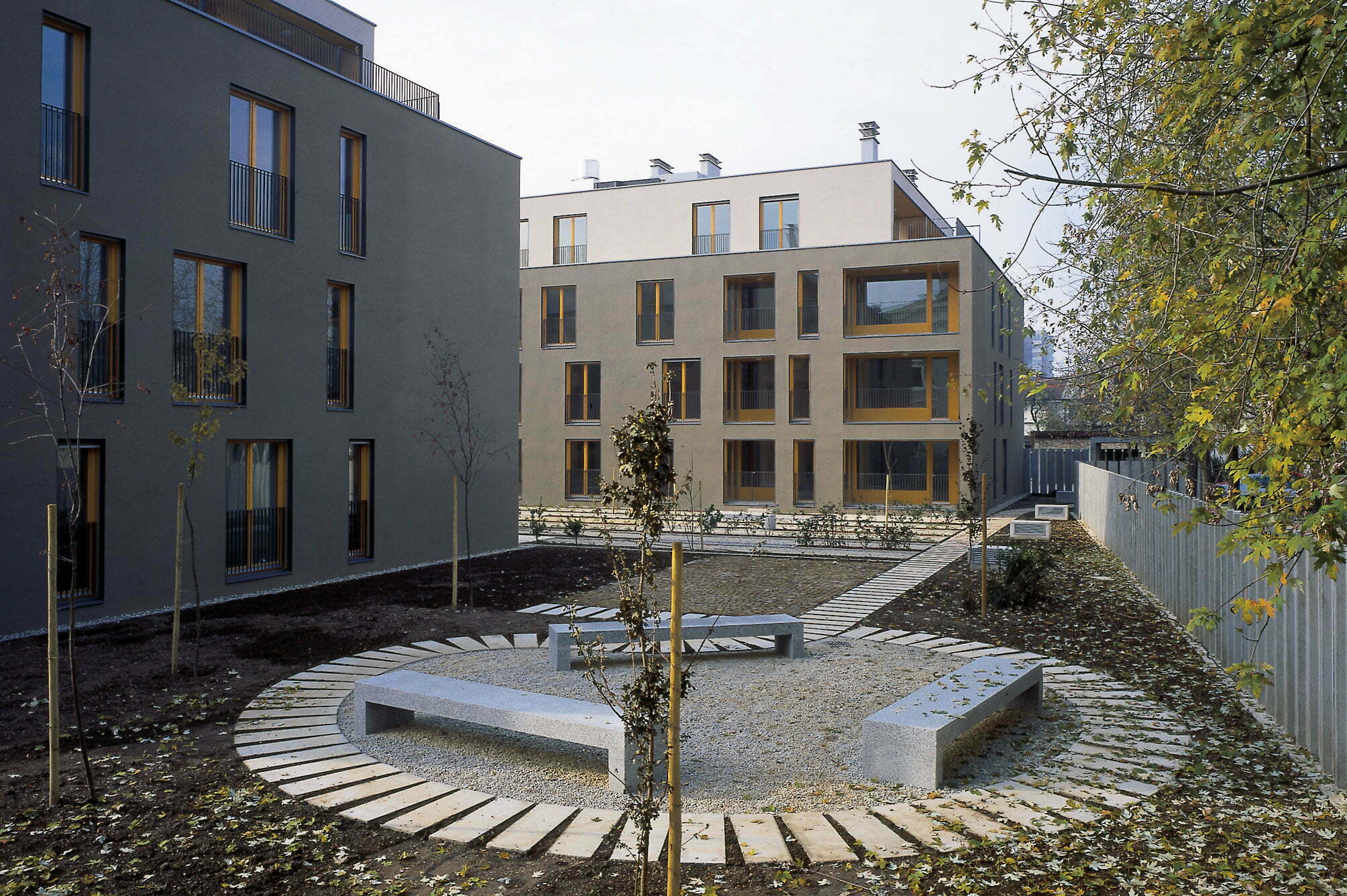 代表林荫道 绿色种植区（注：由于stanovanjska soseska和zeleni gaj可能是特定语境下的专业或地区性表达，这里是基于字面的大致翻译，可能需要更多背景信息来确保完全准确） 丨Bevk Perović arhitekti-4