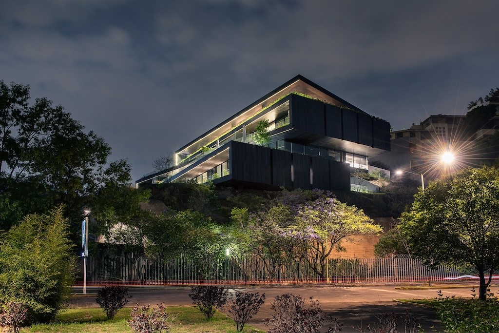 墨西哥城折叠空间豪宅,融入自然的线性设计-23