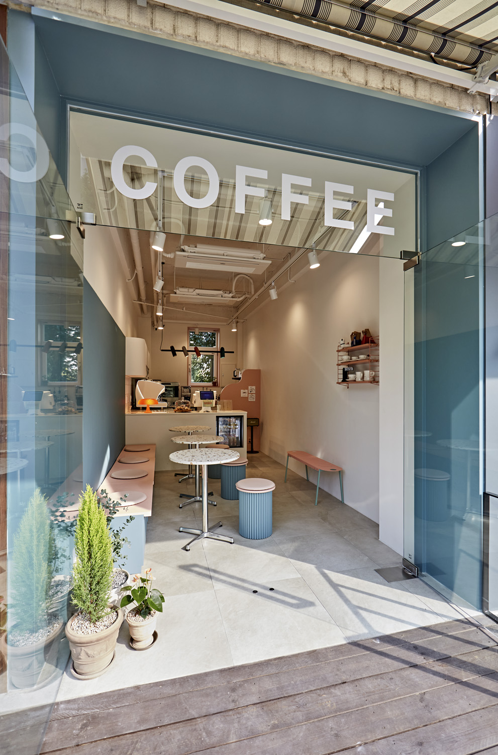 "小巧咖啡厅的精致室内设计" 或 "7 平米咖啡厅的惊喜设计"-16