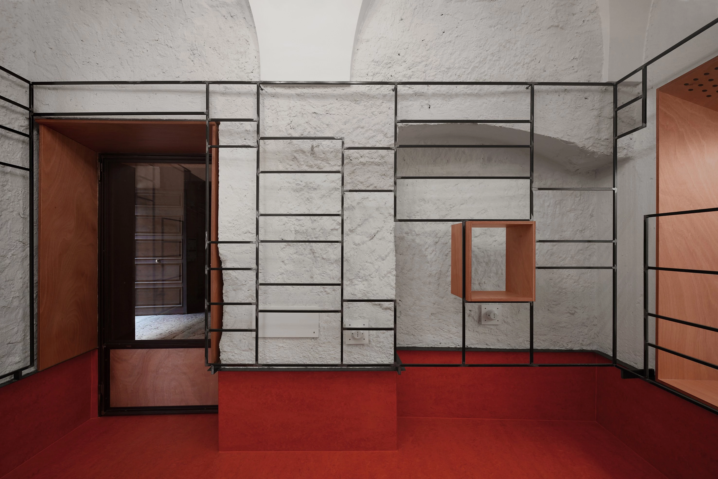 意大利 Caltagirone 百年建筑中的现代商铺设计-17