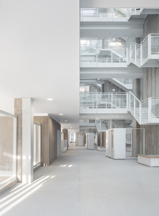 Madrid Adelfas 98 绿色住宅大楼，双体积设计优化自然光-15