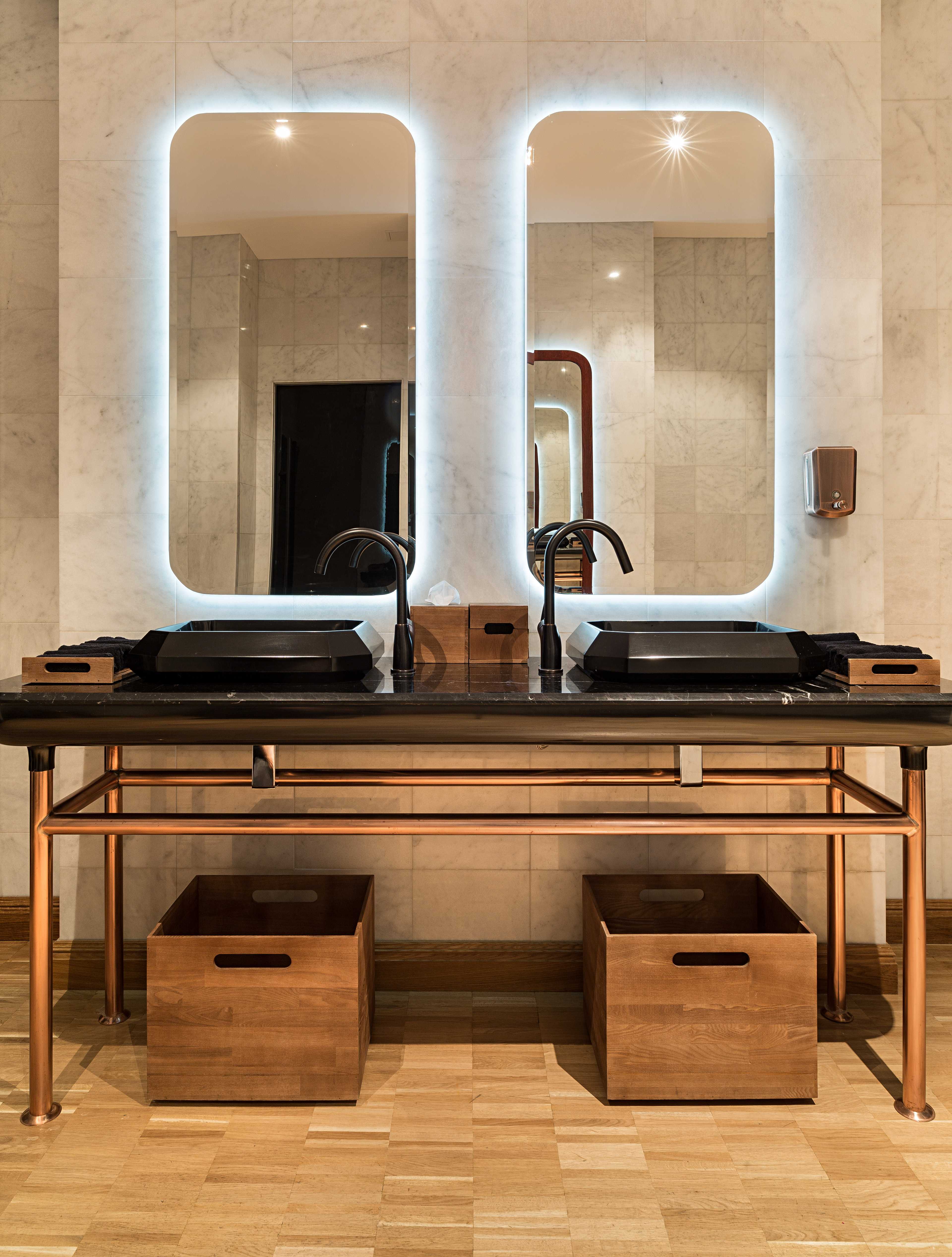 漂浮的黑色钢楼梯 | 揭秘 Maleewicz 餐厅设计亮点-13