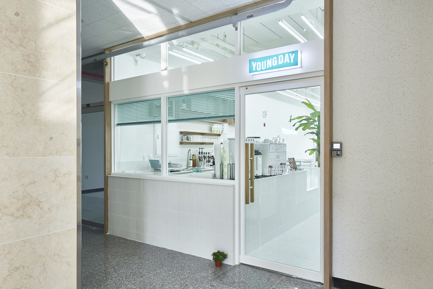 "白色简约设计的 13 平米小空间咖啡厅"-2