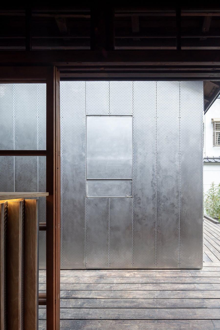 以金屬沖孔板演繹「融合與再現」的建築宣言：「COFFEE LAW 山物所」在日式庭園，映照百年町屋的歲月光澤和詩意 — Hey!Cheese-3