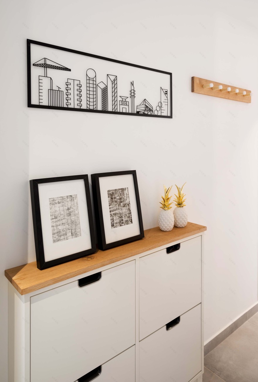 塔尔斯一家公寓 | 白砖蓝墙营造现代温馨空间-9