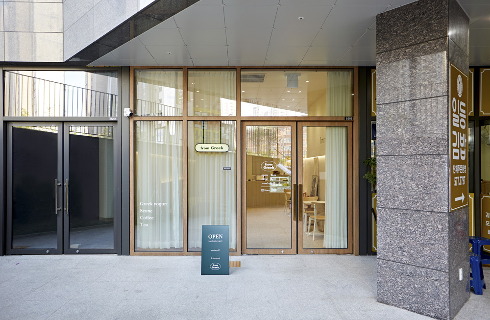 简约白色与木色调的 14 平米小空间设计-2