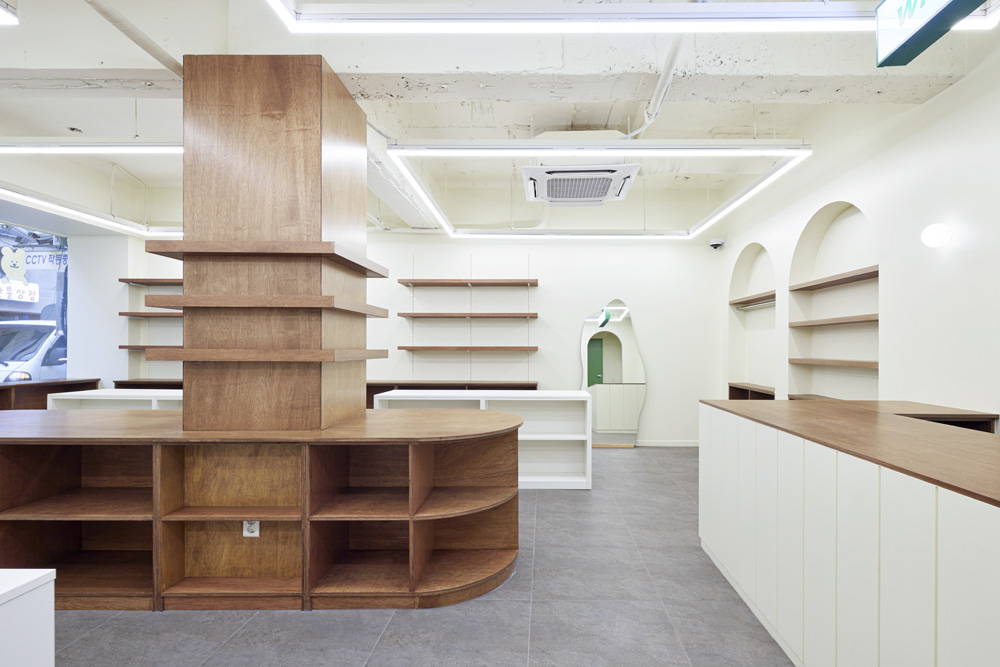 白色与木质 | 极简主义家具店的设计亮点-4