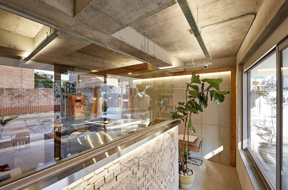 14 平米微型咖啡馆，裸露混凝土打造别致空间-11