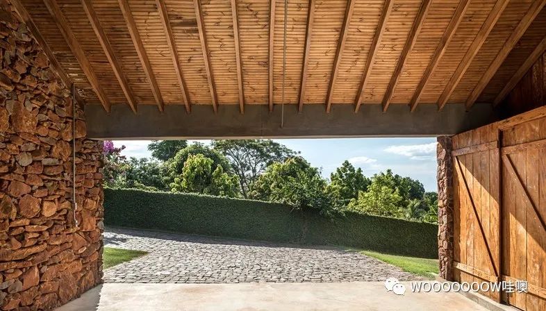 巴西河畔自然度假屋,砖墙记忆打造私密空间-15