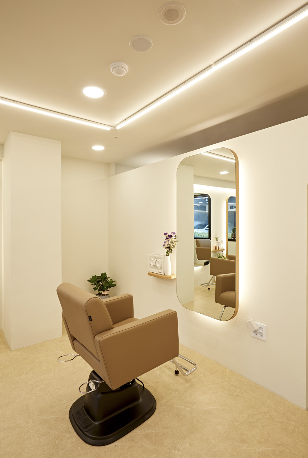 12 平米美妆室的现代白色风格设计-15