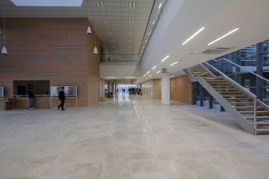 科技园区中的混凝土玻璃建筑-29