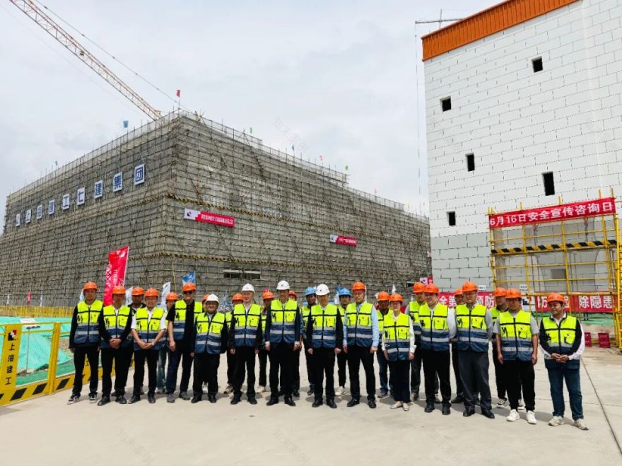 龚正率上海市代表团考察上海建工青海果洛海东中学项目-27